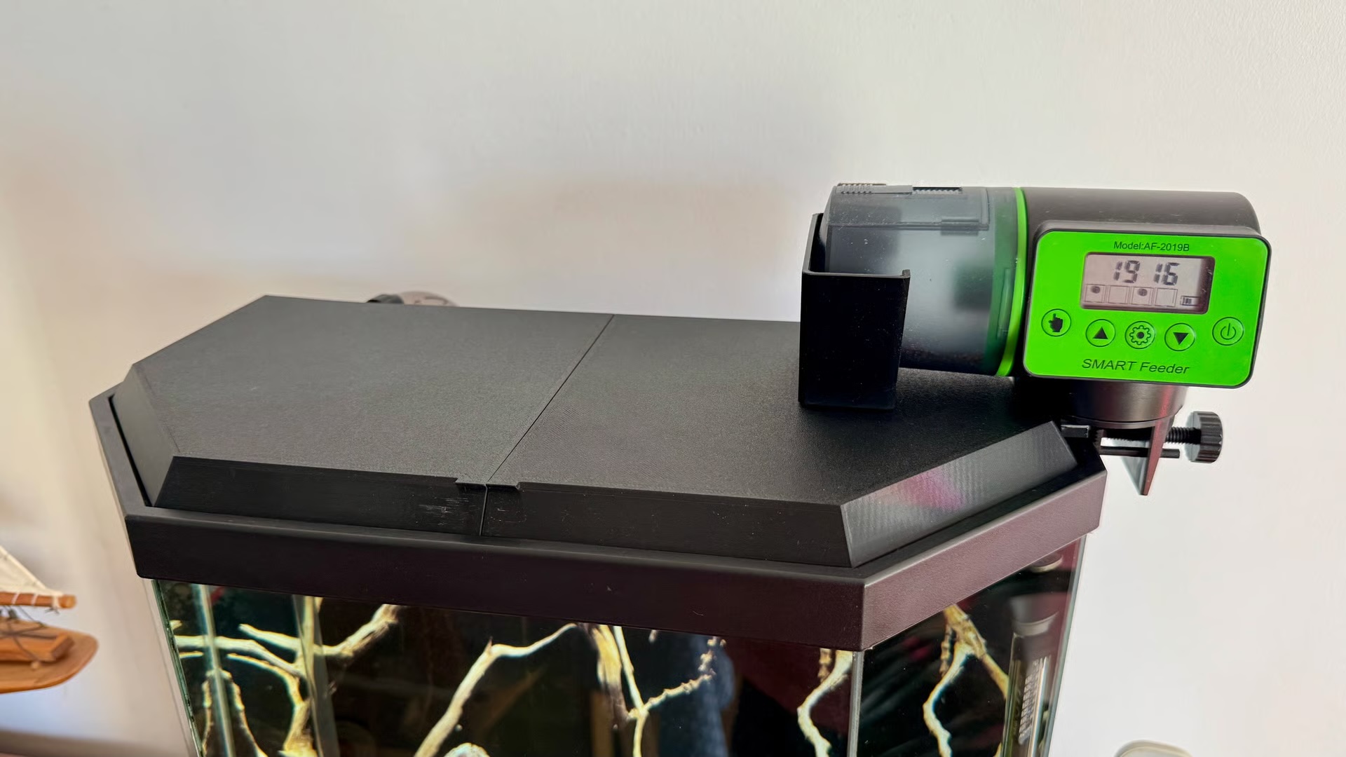[Création] Un couvercle d’aquarium pour installer un distributeur de nourriture