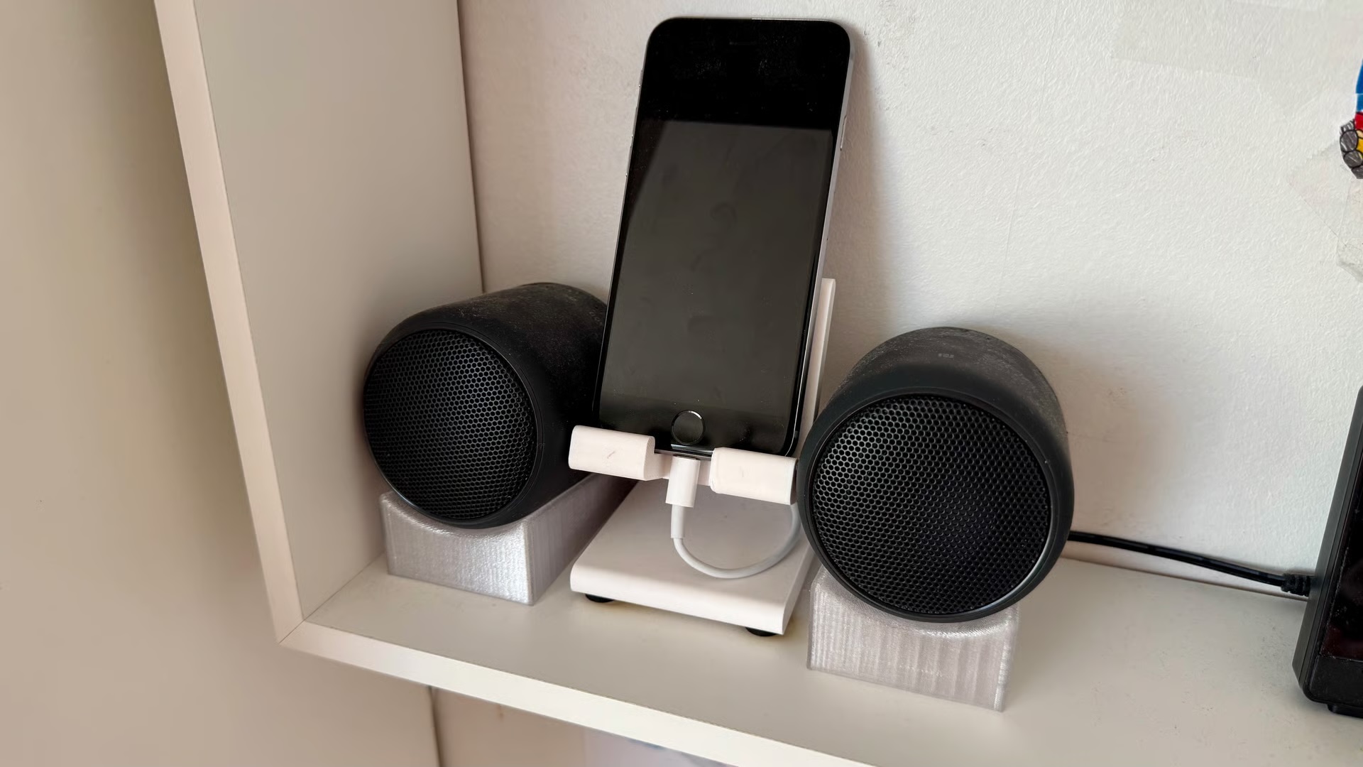 [Création] Des supports pour un téléphone et des petites enceintes